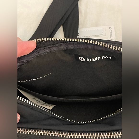 Lululemon Crossbody Camera Bag 2L (black) - Picture 9 of 9